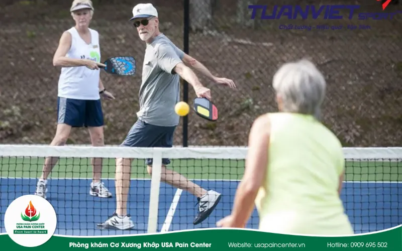người lớn tuổi chơi pickleball