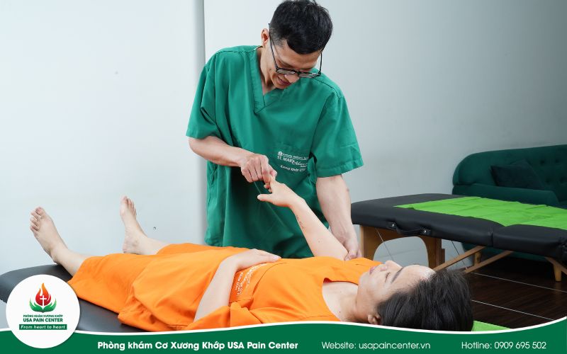 Triết lý phục hồi chức năng ngón tay lò xo bằng đôi tay tại USA Pain Center