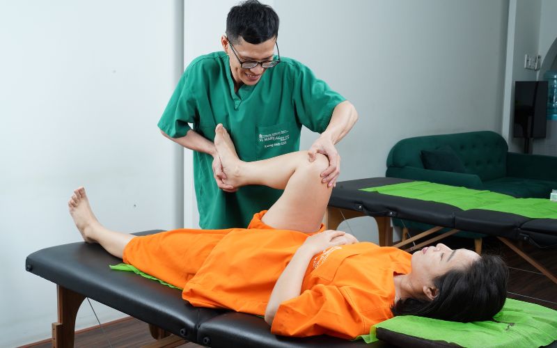 Đau đầu gối có nên đi bộ không & Giải đáp chi tiết chuyên sâu