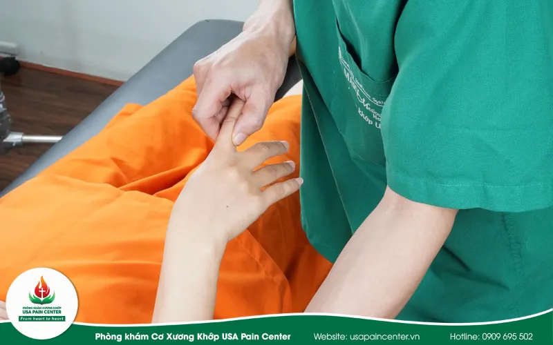 Ngón tay lò xo là gì và khi nào có thể phục hồi tự nhiên